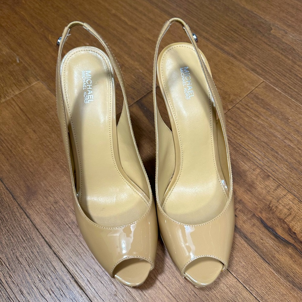 9.5 Michael Kors nude/tan peep toe high heel pumps- excellent conditin